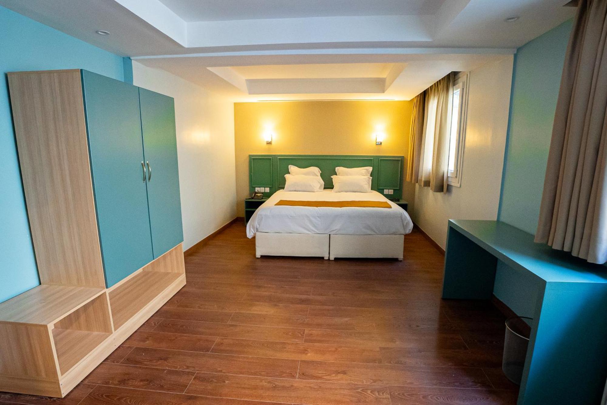 Breeze Hotel 3*